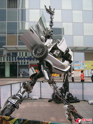 Illustration for article titled VW Passat-a-Bot Transformer Attacks Beijing Mall